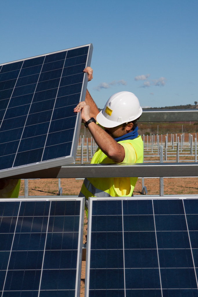 Instalación de las primeras placas solares de la planta fotovoltaica de Alcolea del Rio, Sevilla